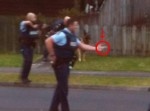 この警官、自分の手を“銃”にして犯罪者を威嚇してる…