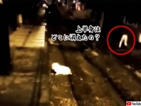 上半身はどこ？白い足だけが走り去っていく謎の映像