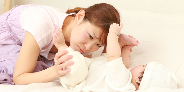 赤ちゃんのうんちの臭いを嗅ぐママ