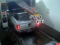 なぜいけると思った？はしごを積んだトラックを自動洗車機で強引に洗おうとするとこうなる