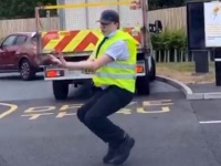 踊るマクドナルドスタッフ、ドライブスルーの交通整理で買い物客を笑顔に（イギリス）
