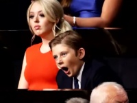 トランプの演説で眠そうな表情を見せた息子のバロン君、以前も大事な場面でウトウトしていた！？