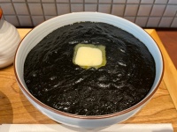 驚くほど真っ黒なカレーうどんが話題！渋谷「香川一福ART」で絶品うどんを堪能