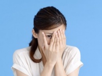 男子は意外と見抜いてる！　「腹黒女子」に認定されるバレバレな行動4選