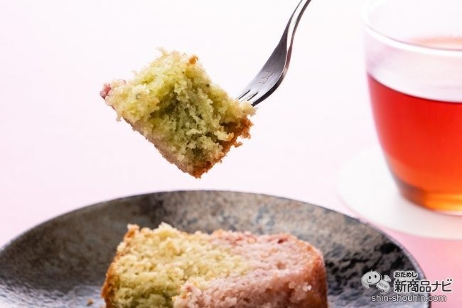 フォークに刺さった『桜のパウンドケーキ』のグリーンの生地
