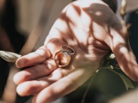 若者の結婚離れが進んでしまった背景