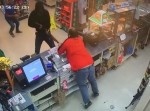 まるで映画！　セブンイレブンの店員が微動だにせず、強盗の銃を奪う！