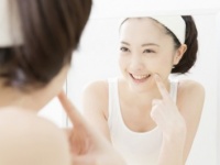 年齢がバレる……？　気になるシワのパーツと対策3つ