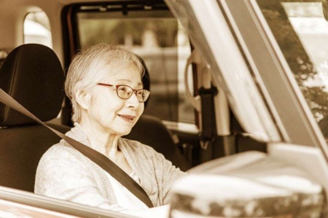 雨の中を車で送ってくれた（画像はイメージ）