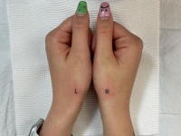 右と左がわからず悩む女性、手に「左」「右」のタトゥーを入れることで問題を解決（オーストラリア）