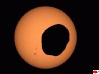 ドラマチックな火星から見えるの日食。衛星フォボスが太陽を横切る鮮明な映像