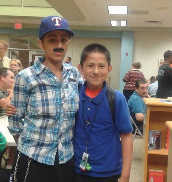 父親限定の学校イベントに男装をして参加したシングルマザーが話題に