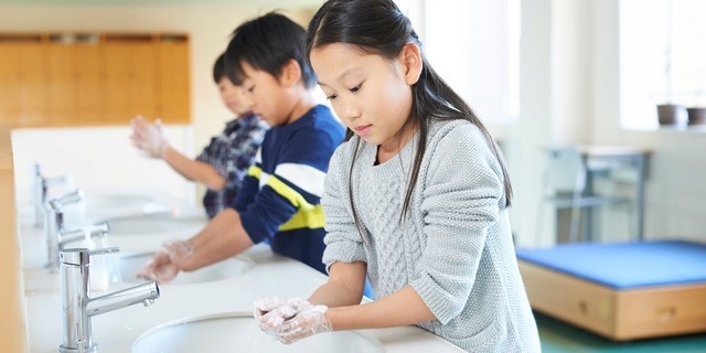 手洗いする男女