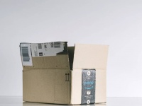 Amazonの箱がすっきゃねん。返品用の箱に入り込んだ猫が千キロ先に配送されるも無事帰還