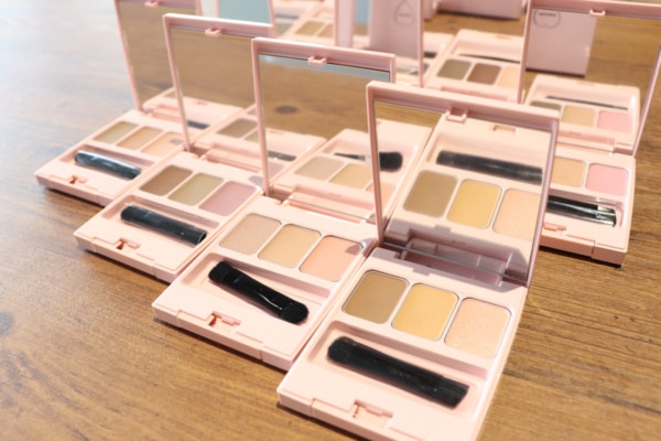 大人眉の新定番！　イガリシノブ「WHOMEE」アイブロウパウダー全色比較