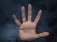 10秒以内なのでセーフ。痴漢行為を無罪とした裁判所の判決がおかしいと、SNSで人々が怒りを表明