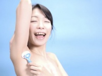 「自己処理」VS「サロン処理」！　ワキ毛で、半数以上の女性が支持したのはどっち？