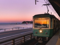 ガラスに映る朝焼けが、最高に美しい...　江ノ電の「エモすぎる風景」切り取った一枚に反響