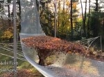 人が落ちて、落ち葉が舞う！　秋の芸術が美しすぎる！