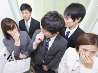 ニオってないよね……？　女性が「こっそり」オナラをする瞬間6つ