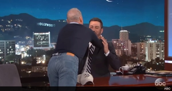 初代バットマンを演じたマイケル・キートン、目の前で「スパイダーマンが好き」と言った司会者の首を絞めるww【映像】