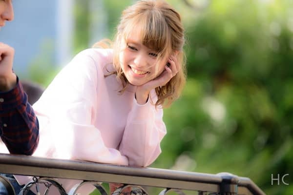 彼氏のそばで笑顔の女性