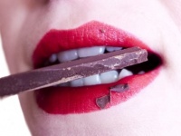 同棲中の女性が買い置きしておいたチョコを頻繁に盗み食い。チョコを守りたい男性のとった方法とは？（イギリス）