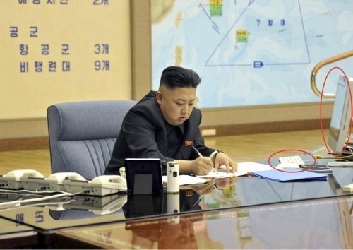2013年3月29日付労働新聞より。iMacの横でサインをする金正恩氏。