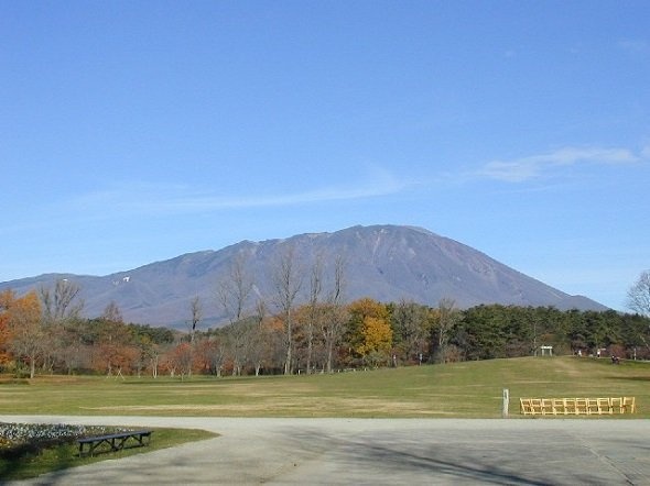 小岩井農場から見た岩手山（Ansさん撮影、Wikimedia Commonsより）
