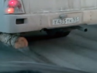 一方ロシアでは・・・タイヤの代わりに丸太を使ってバスをけん引していた