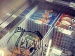 【バカッター】コンビニのアイスケースに入り写真撮影！　２０代の男２人が逮捕