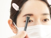 ＃ササメイク　ヘアメイク・佐々木一憲が教える「眉の左右差が気になる人のメイク方法」