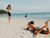 彼女のインスタ映えの背景にボーイフレンドの努力あり。最高のアングルで写真を撮ろうと奮闘する世界の男たち