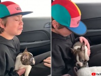 少年の誕生日に今は亡き父からのプレゼント。ずっと欲しかった犬を抱きながら涙（アメリカ）