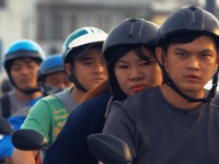 バイク都市。ベトナム・ホーチミン市のラッシュアワー時にバイクに乗る人々を撮影した映像