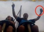 ジェットコースターを楽しむ男性が、飛んできたスマホを見事キャッチ！