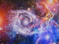 これまでに例のない宇宙からの電波信号が天文学者たちを困惑させている