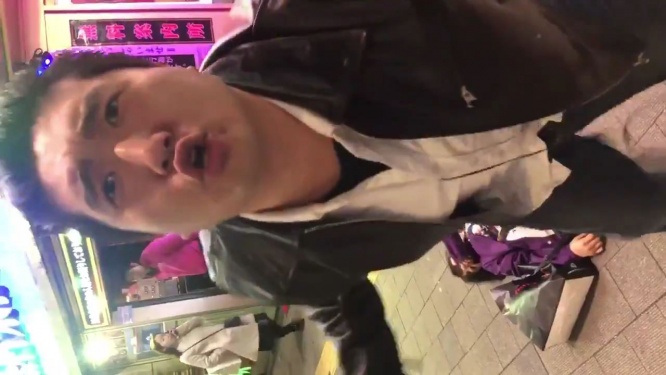 新宿　顔を舐める男