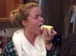【驚愕動画】バターの塊を丸飲みする女！