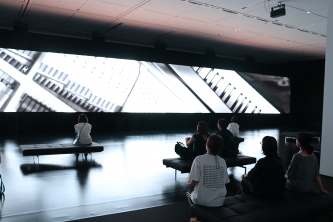坂本龍一が追求した「設置音楽」を幅26.4mの巨大スクリーンで体感　「AMBIENT KYOTO」が東京初開催