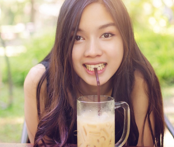 beautiful asia woman smile and drink coffee