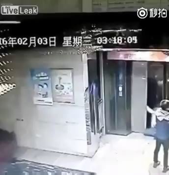 エレベーターに蹴り