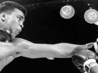 モハメド・アリの最も大きな戦いはリングの外にあった【追悼動画】