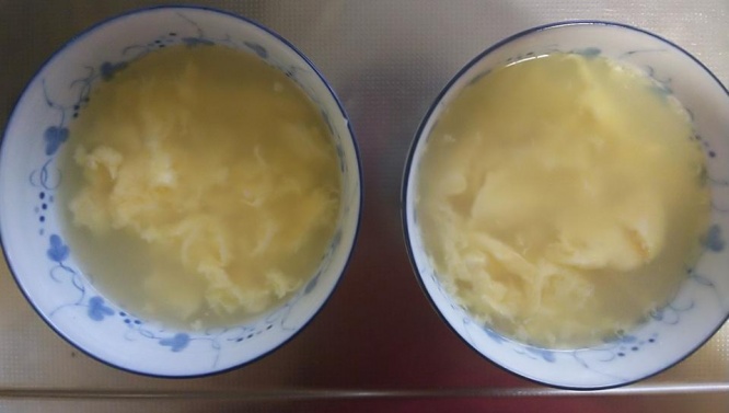 左が普通の、右が「ふわふわ卵スープのコツ」を使って作ったもの
