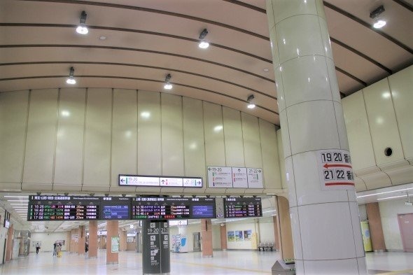 高い天井も非日常感があるが、広さを持て余している