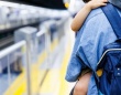 電車に乗った途端にグズる2歳息子。空いた席に座ったら、隣の怖そうな男性客が息子の帽子に手を伸ばし（千葉県・40代女性）