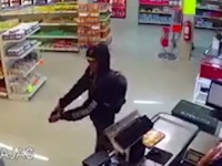 メキシコの食肉店で強盗に拳銃を突きつけられた麦わら帽子のおっさん、素手で強盗を抑え込む