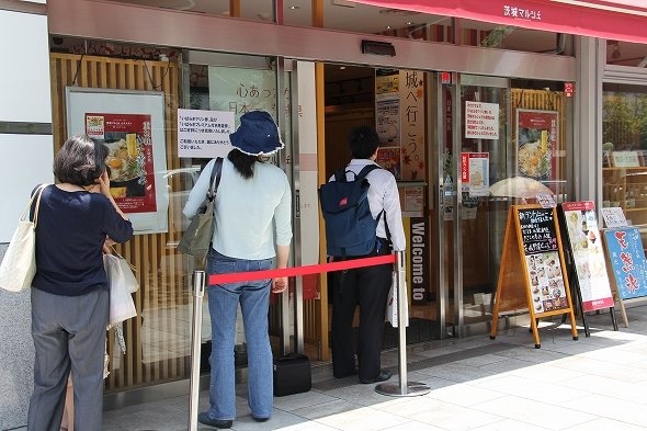 11時オープンの「710BAR」にも行列が