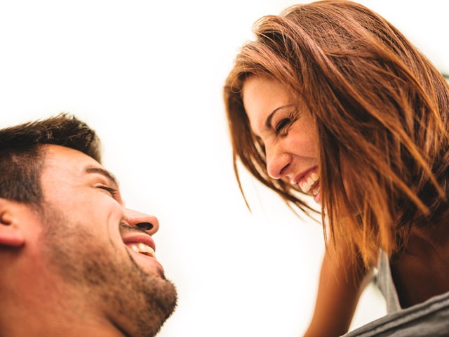 笑い合うカップル