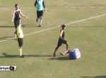 サッカーの試合中にリアル“サッカーボールキック”が炸裂…